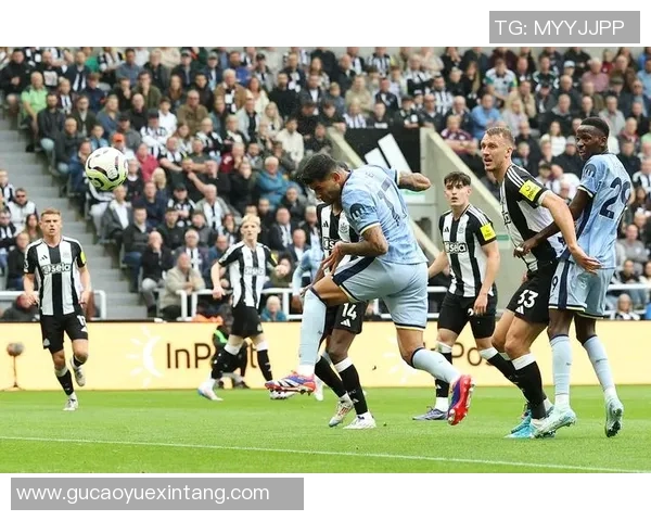 中超联赛精彩对决巴萨与曼联战成平局乌龙球引发全场热议