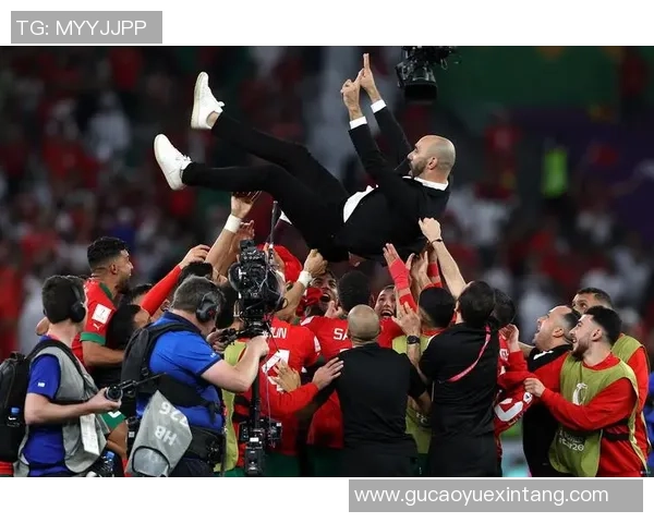 世界杯惊天冷门巴黎圣日耳曼大胜里昂红牌事件引发全场热议